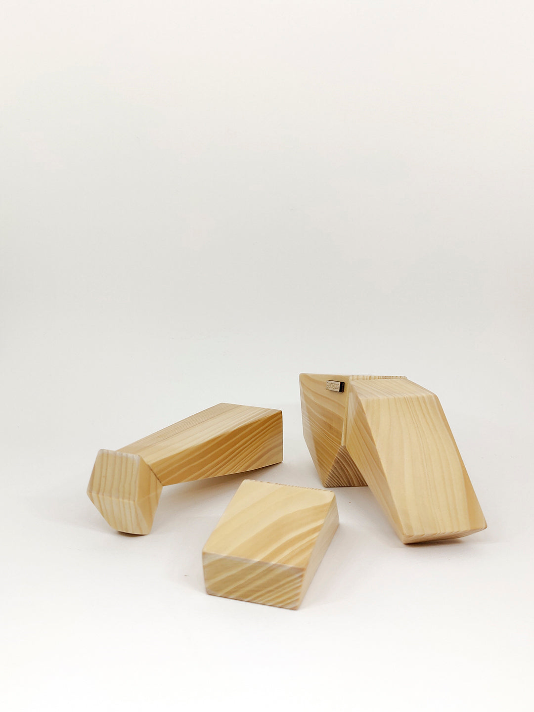 GIFFY, The Giraffe - Magnetic wooden Puzzle I builds concentration & focus I encourages cognitive development I 3 years +